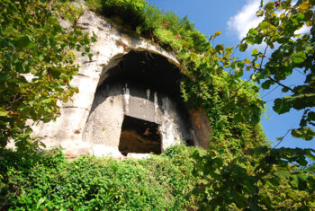 unye-tozkoparan-magarasi-kaya-mezari-1