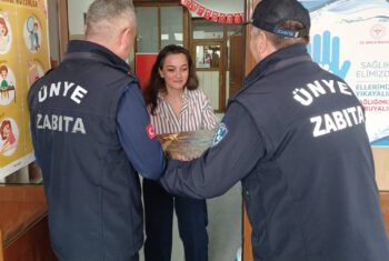 ÜNYE BELEDİYESİ’NDEN ÖĞRETMENLER GÜNÜNDE TATLI İKRAMI (1)