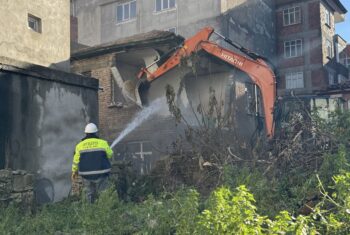 LİSELER MAHALLESİ’NDE TEHLİKE ARZ EDEN 6 METRUK YAPI YIKILDI (1)