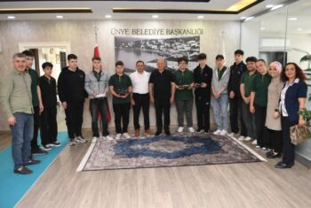 GELECEĞE KANAT AÇAN, GEÇMİŞE SAHİP ÇIKAN GENÇLERDEN BAŞKAN TAVLI’YA ZİYARET (1)