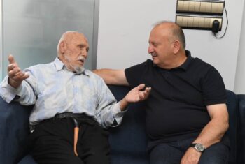 BAŞKAN TAVLI’NIN KAPISI DA GÖNLÜ DE VATANDAŞA AÇIK (1)