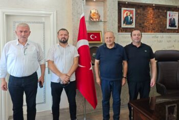 Pelitliyatak Mahalle Muhtarı Ayhan Karayiğit, İstanbul Pelitliyataklılar Derneği Başkanı Adem Balcı ve AK Parti Pelitliyatak Mahalle Başkanı Kadir Sezer